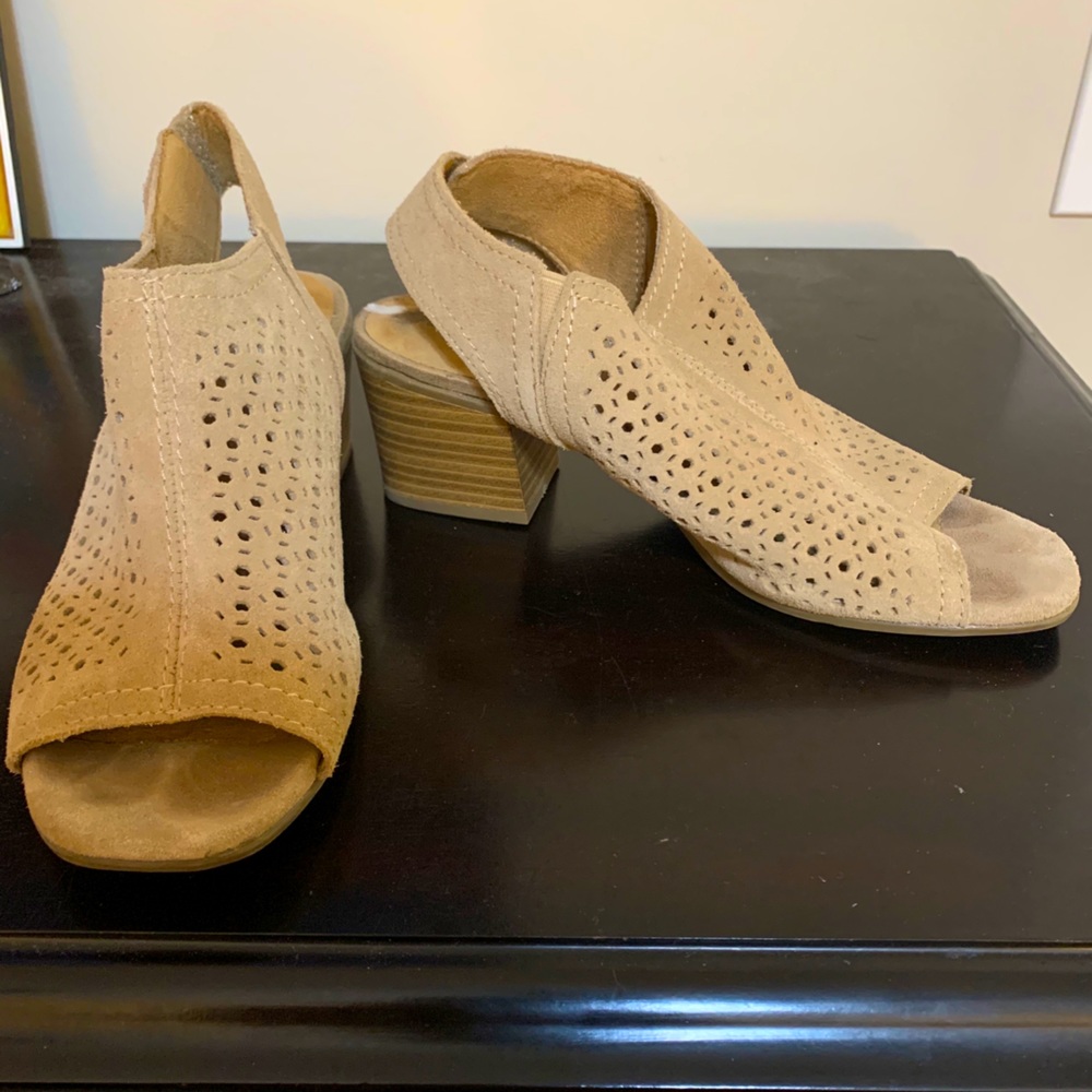 Women’s White Mountain low heel beige heel